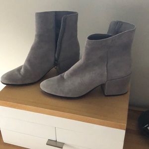 Hardly worn boots grey suede